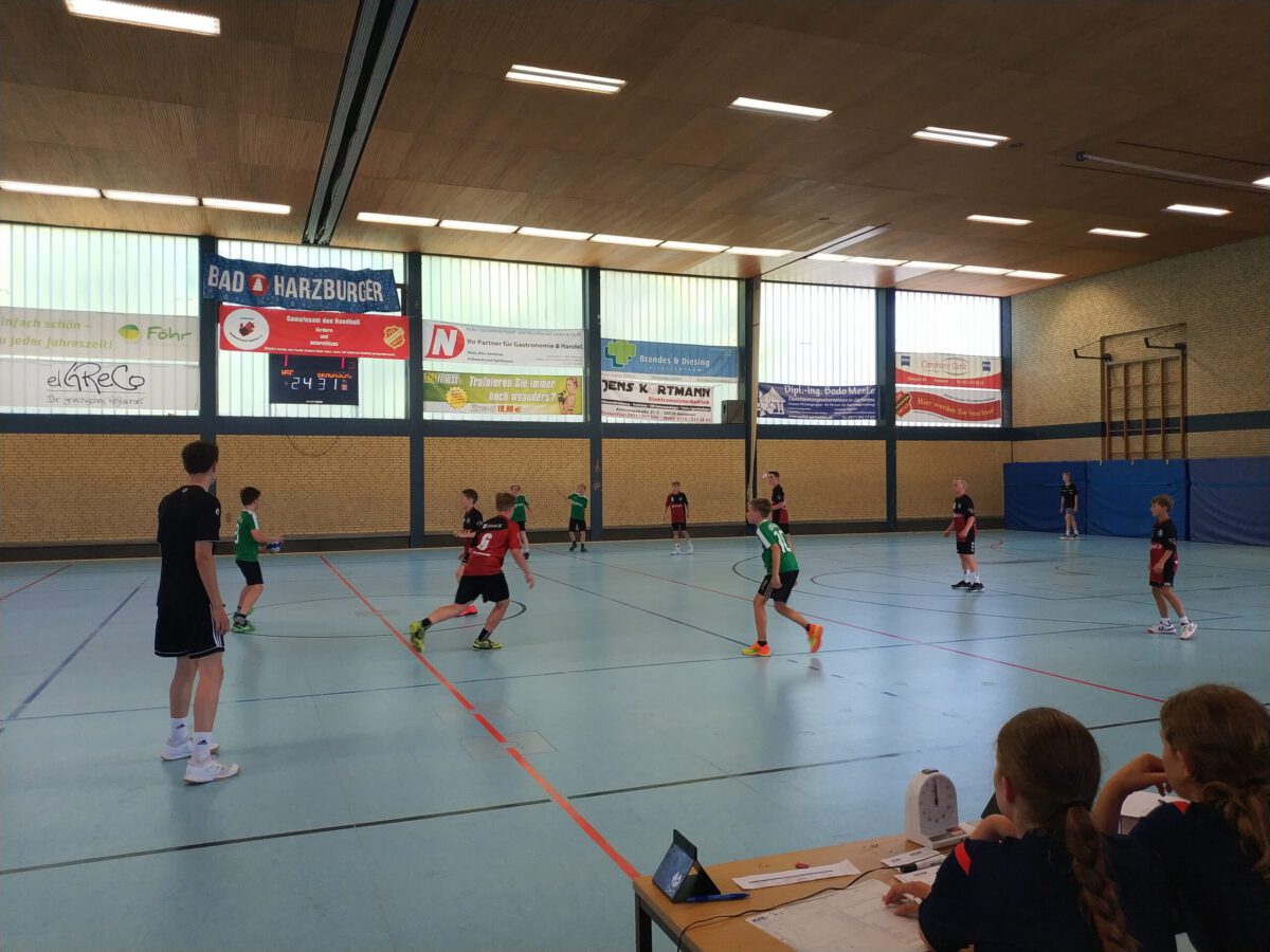 Zwei Jugendschiedsrichter leiten souverän das Spiel